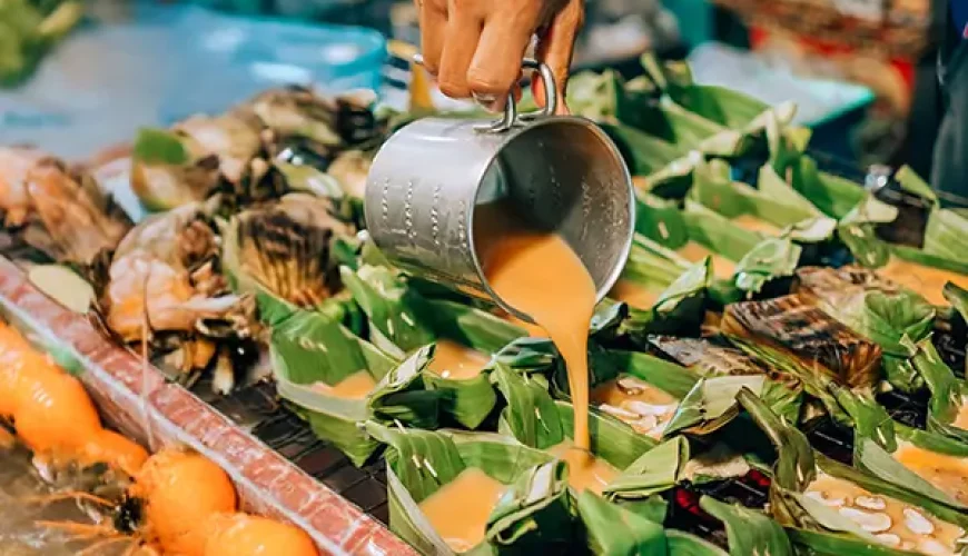 Food stall at Koh Samui night market with traditional Thai street food and vibrant local flavors.